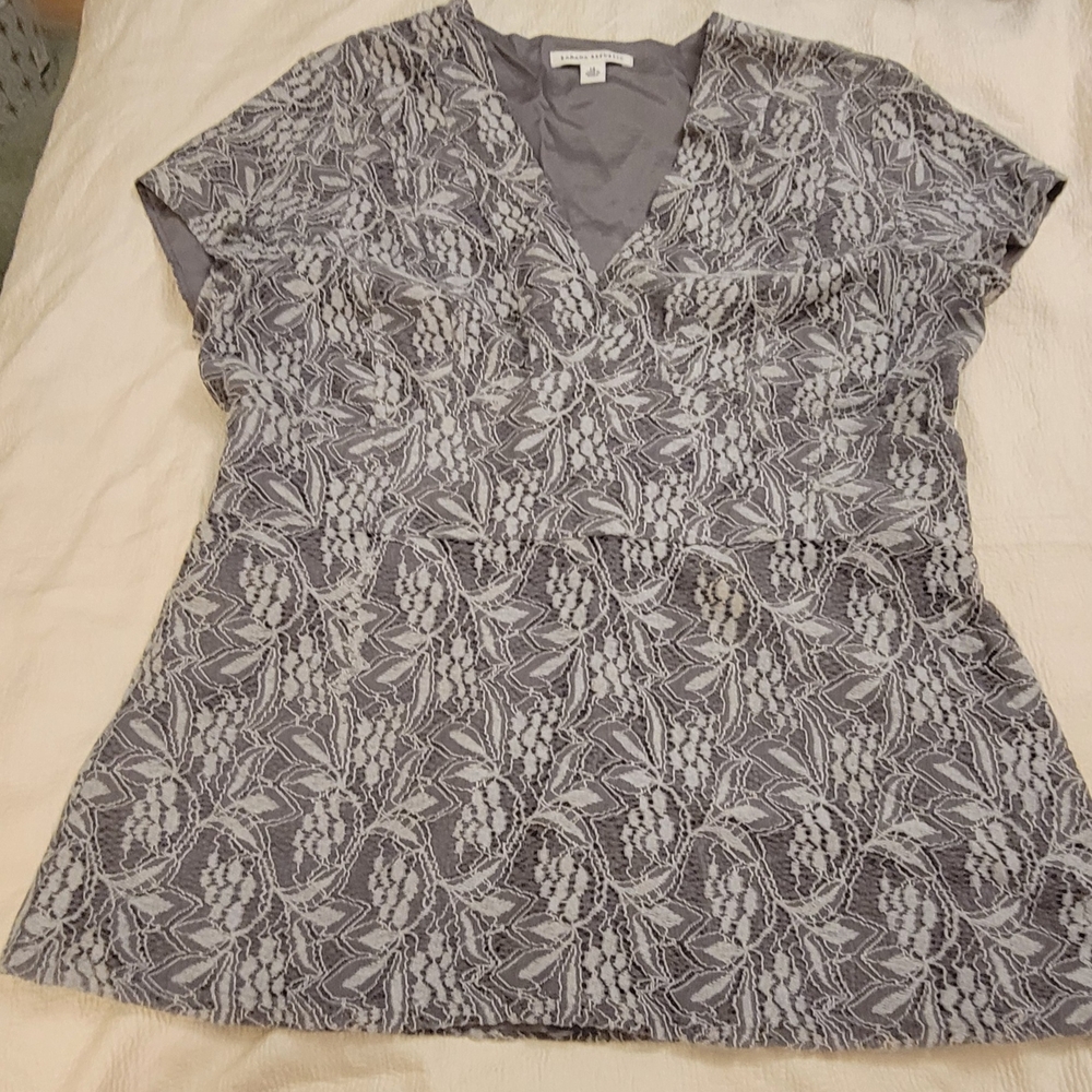 Flattering Banana Republic Gray Leaf Lace Blouse L14 side Zipper